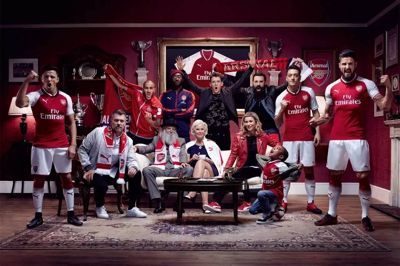 庆祝进球的时候拉着你自拍的是谁？福登：不认识，随便找的人（进球庆祝时把你拽来自拍的是谁？福登：不认识，临时随便找的）