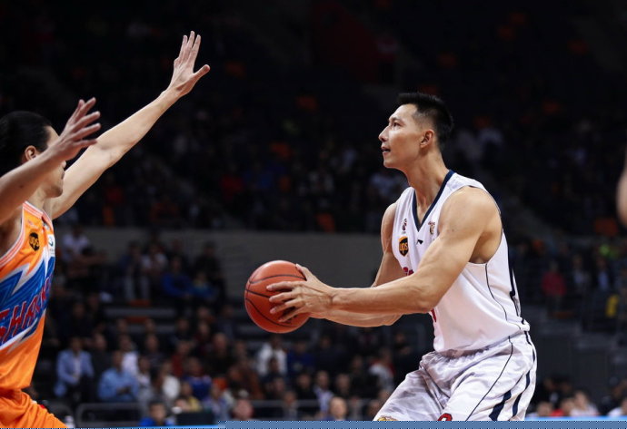 杨瀚森上5分钟送2分1板1助1帽 后三节枯坐板凳（杨瀚森仅打5分钟拿下2分1板1助1帽 后三节未再登场）