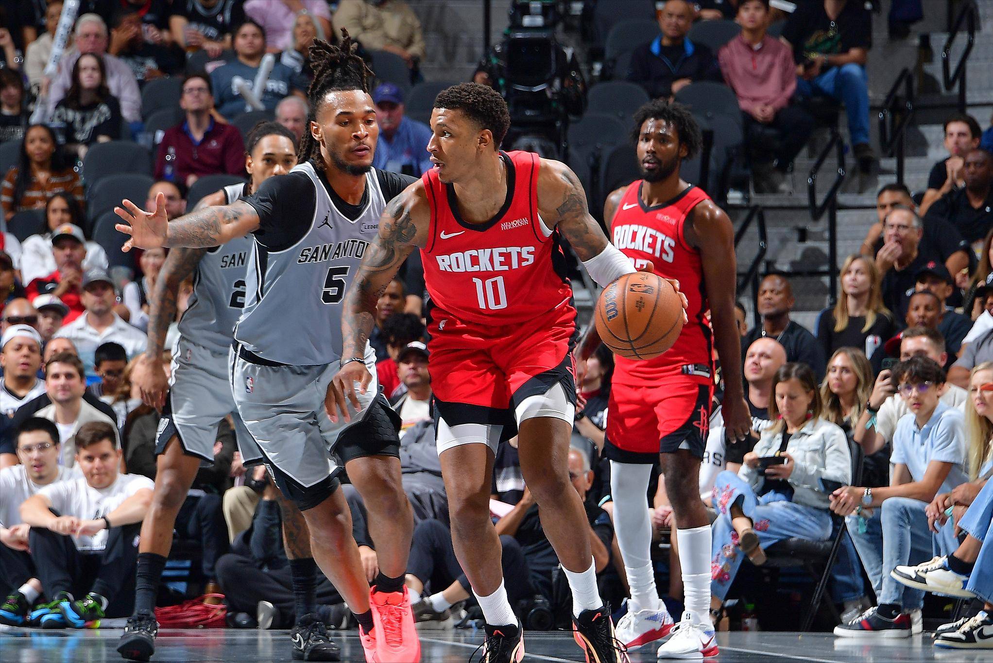 尤文vs乌迪内斯：伊尔迪兹、乔纳森-戴维首发，麦肯尼出战（尤文迎战乌迪内斯：伊尔迪兹、乔纳森-戴维先发，麦肯尼出战）