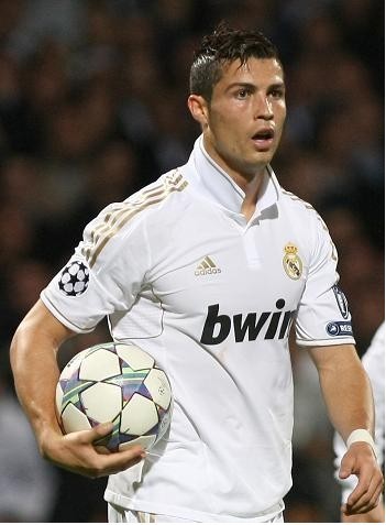 弗赖堡vs圣保利：金特尔、格里福首发，藤田让瑠奇马、梅茨出战（弗赖堡对阵圣保利：金特尔、格里福先发，藤田让瑠、奇马、梅茨登场）