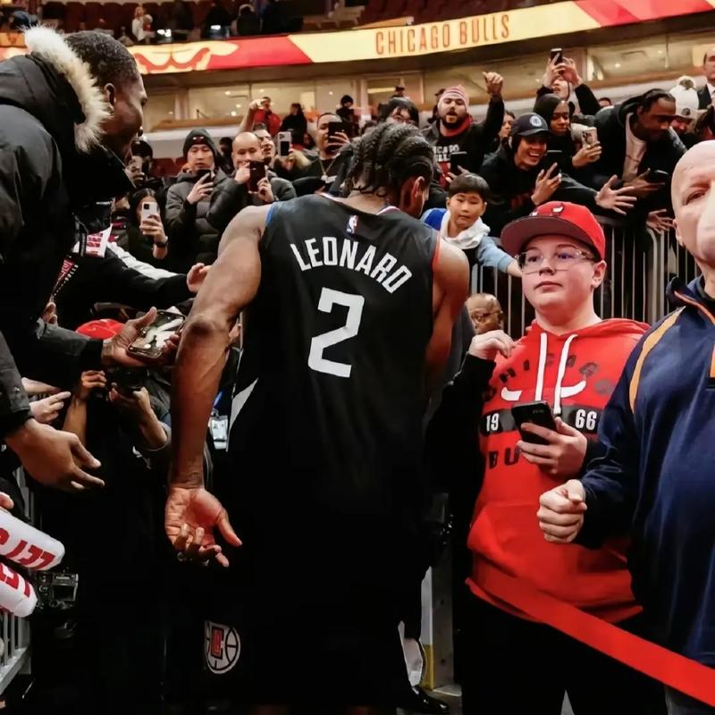 杜兰特连续得分，全队士气高涨（杜兰特连连得手，全队斗志高昂）