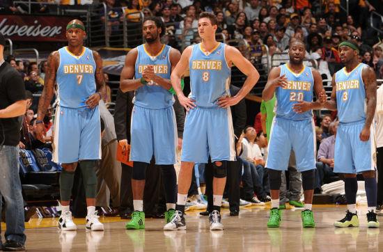 意乙巴里队客场0-5惨败，在返程航班上球迷与球员发生冲突（意乙巴里客场0比5大败，返程航班上球迷与球员爆发冲突）