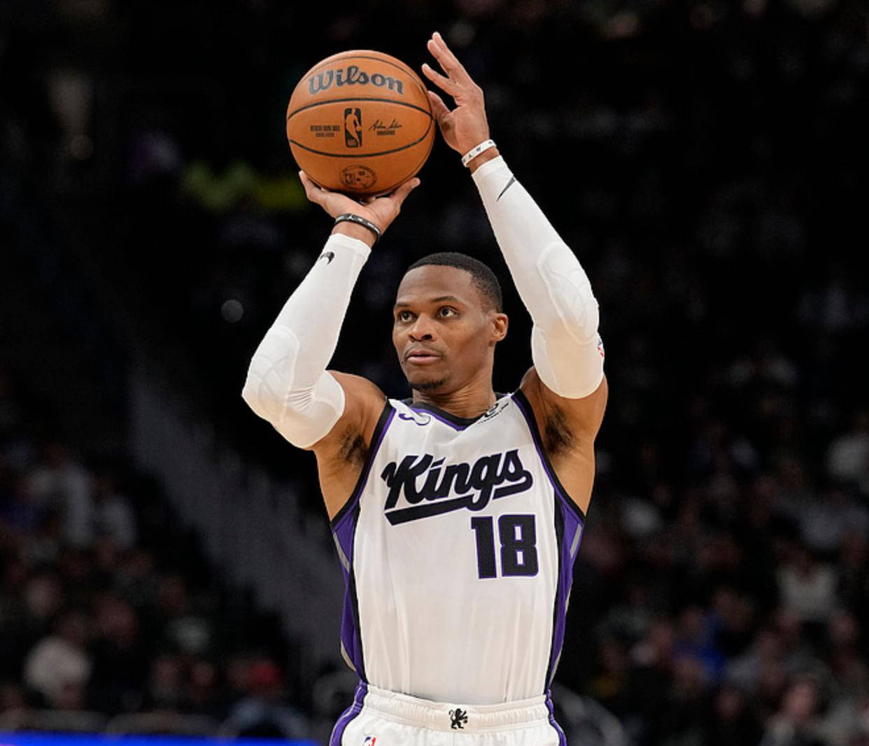 哈登率快船在常规赛中单挑魔术，连续4场得分超28分，但球队仍落后较大。（哈登率快船常规赛对阵魔术，连4场28+仍难阻球队大比分落后）